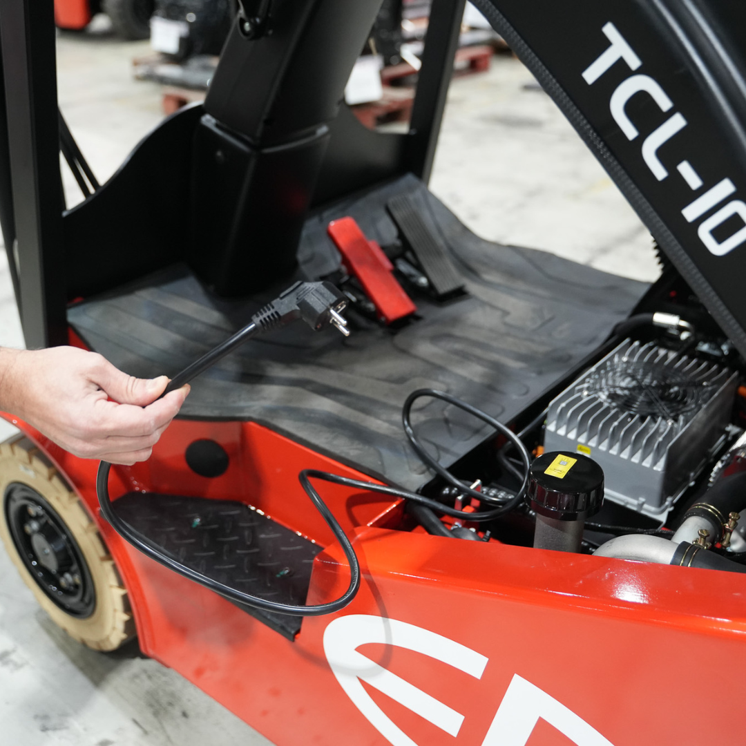 Chariot élévateur électrique avec chargeur intégré