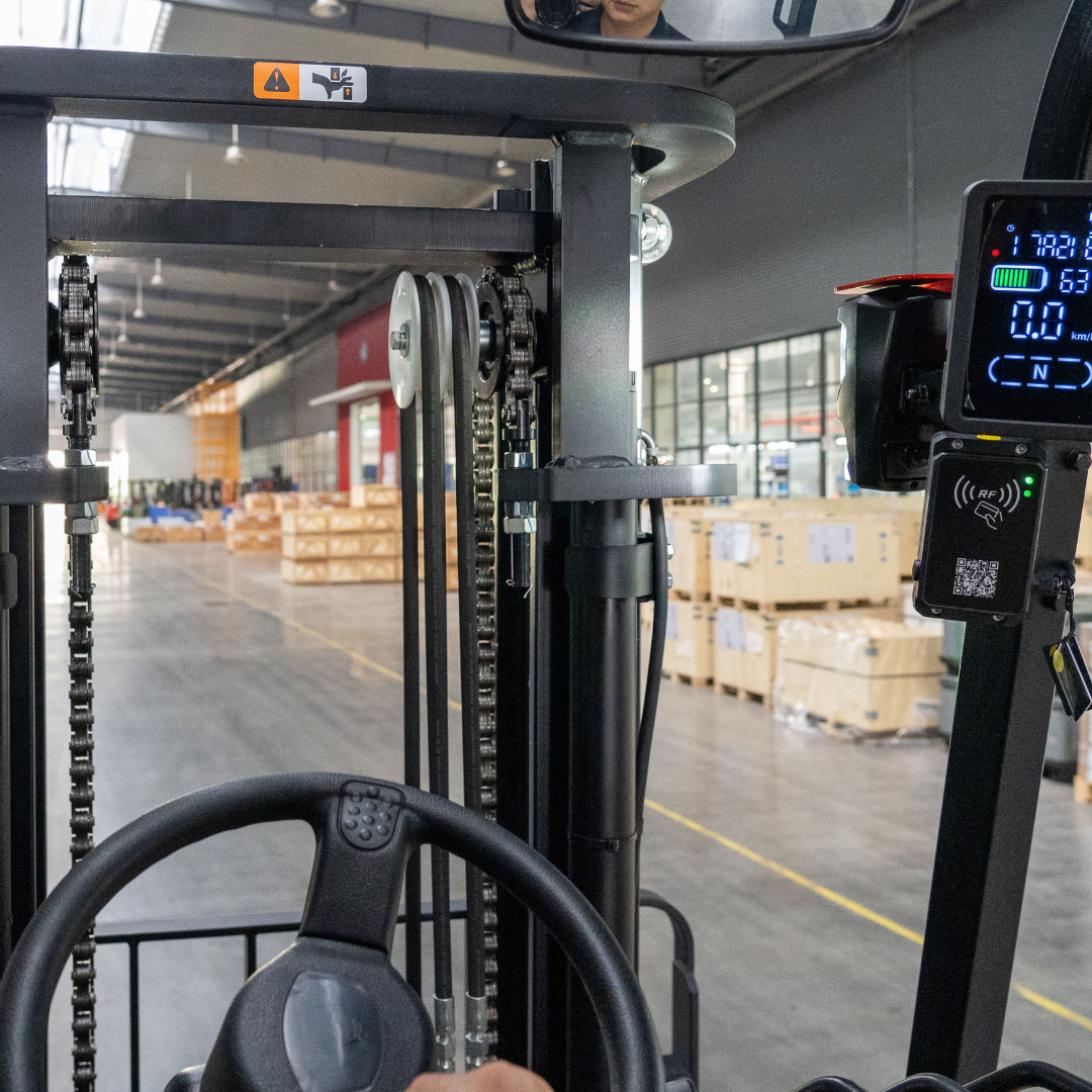 Chariot élévateur au lithium 4 roues tout-terrain 3000 kg avec batteries amovibles EFL302X4 - Image 13