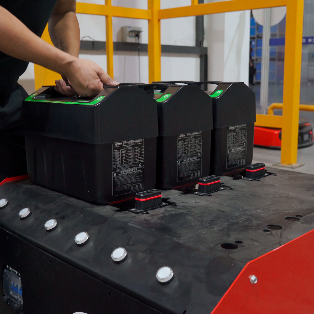 Chariot élévateur au lithium 4 roues tout-terrain 3000 kg avec batteries amovibles EFL302X4 - Image 17