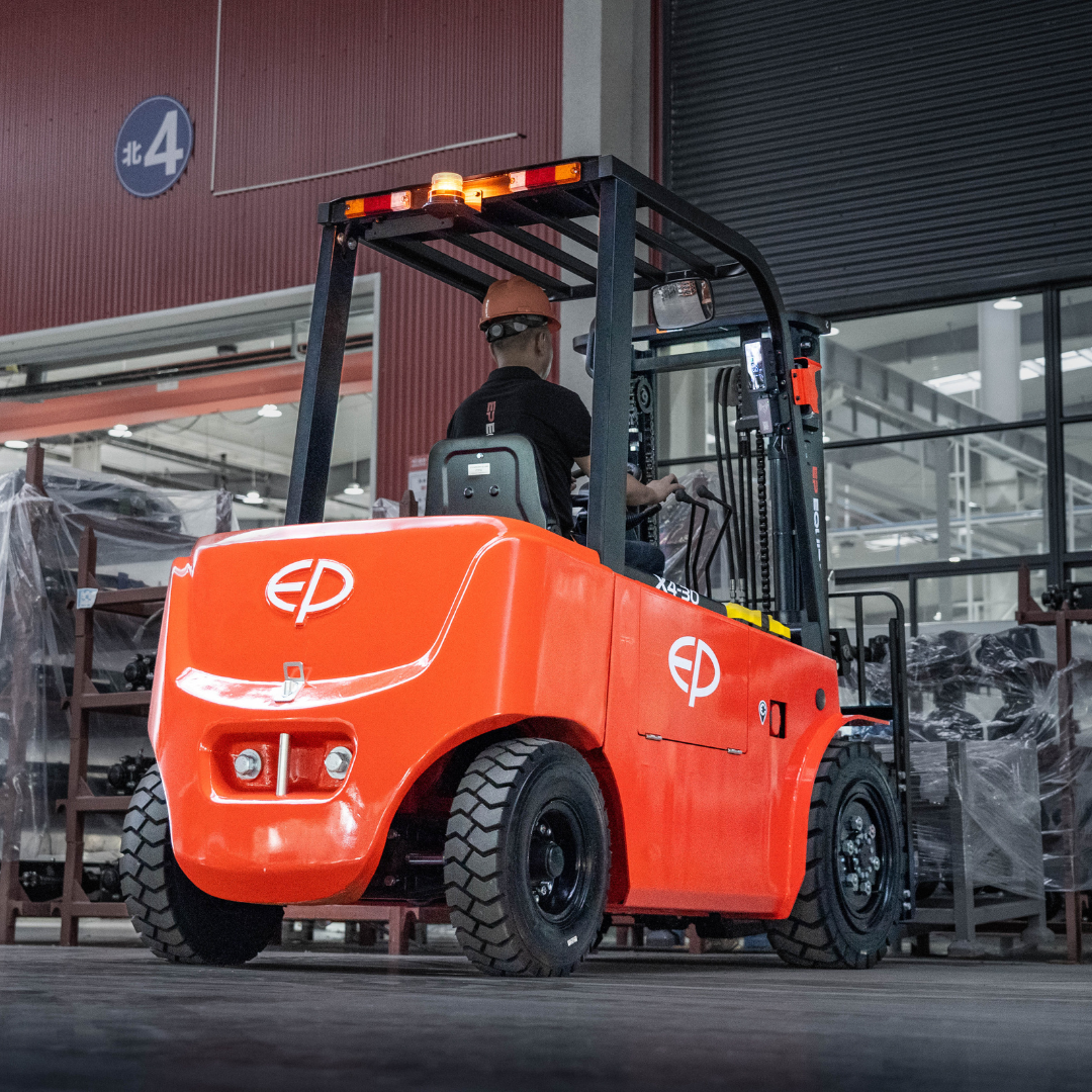 Chariot élévateur au lithium 4 roues tout-terrain 3000 kg avec batteries amovibles EFL302X4 - Image 9